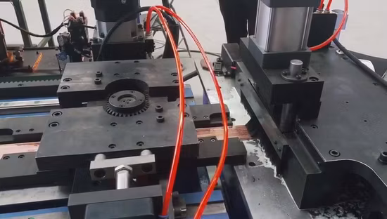 中国の世界的な専門のバスバー装置の油圧曲げ機
